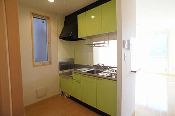 画像6:☆キッチン☆ライトグリーンのカラーパネルで覆われたシステムキッチン。対面式でリビングを見渡しながらお料理ができます。