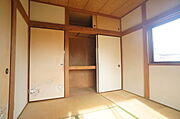 昔ながらの押入タイプは奥行があるので、収納らくらく♪