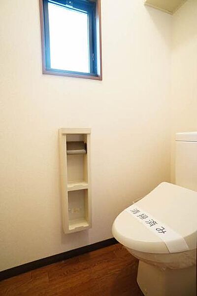 画像10:【トイレ】小窓もついているため清潔感がある仕様になっております。