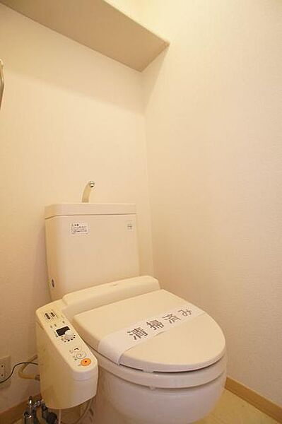 画像13:【トイレ】今や老若男女に必須アイテムの洗浄機能付暖房便座です！上部には空間を利用しトイレットペーパー等をストックできる棚が付いています♪