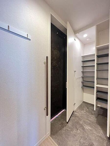 画像11:【玄関】シューズクロークは豊富な収納力。可変式の棚になっているのでブーツもすっきり収納ができます。スペースがあるのでベビーカー等の収納も可能です♪