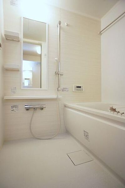 画像11:■浴室■1日の疲れを取るお風呂は白を基調とした清潔感ある浴室。温度調節可能なサーモスタッド水栓♪シャワーとカランの切替も楽ちんです☆