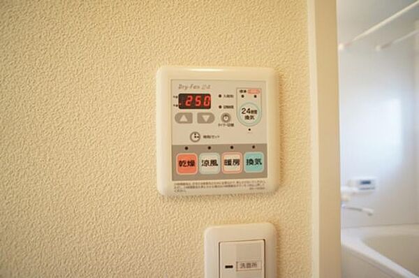 画像17:浴室暖房乾燥機は『浴室内の湿気を排出する換気』『浴室内の予備暖房』『洗濯物の乾燥機能』と3つの機能を兼ね備えた魅力的なアイテム♪