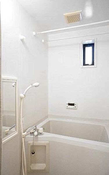画像14:■浴室■1日の疲れを取るお風呂は白を基調とした清潔感ある浴室。沸かし直しができて経済的な追焚機能付☆
