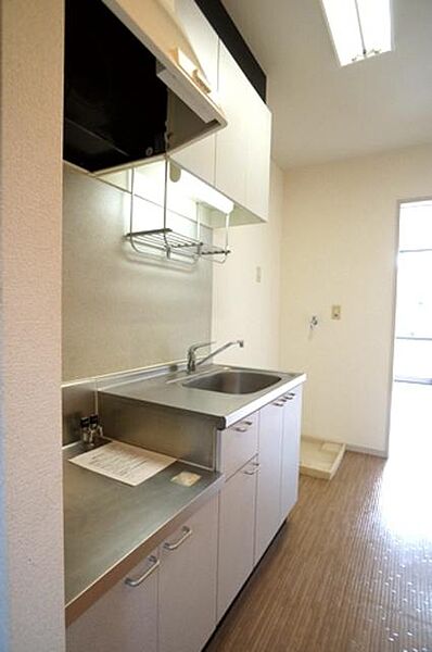 画像10:キッチンには上下に収納があり、食器や調理器具の収納に役立ちます♪