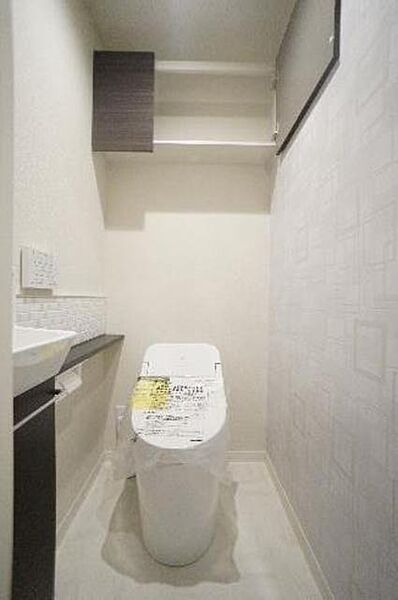画像15:■トイレ■多機能便座で冬場も安心のタンクレストイレ♪圧迫感がないスッキリしたトイレ空間です♪