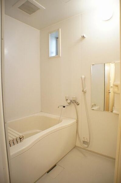 画像7:■浴室■　換気と採光を考慮した小窓付きの明るく、清潔感あるバスルーム♪明るい雰囲気の浴室は一日の疲れを癒やしてくれます♪