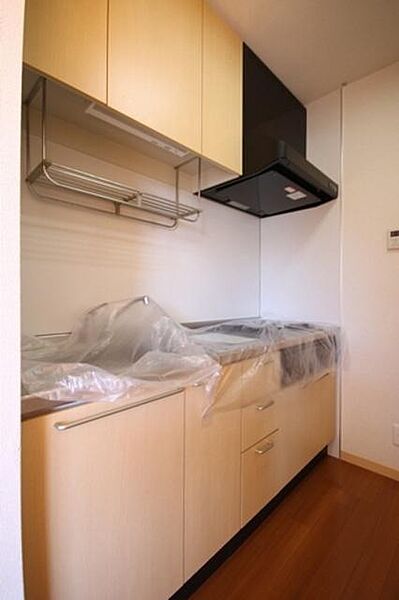 画像5:【キッチン】コンロ付き（グリル付き）のシステムキッチンです！吊戸棚ががありますので、かさばりやすいキッチン用具も楽々収納♪