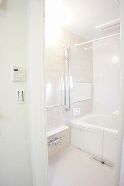 画像9:【浴室】追い焚き給湯です。雨の日に利用できる浴室暖房乾燥機付きです。