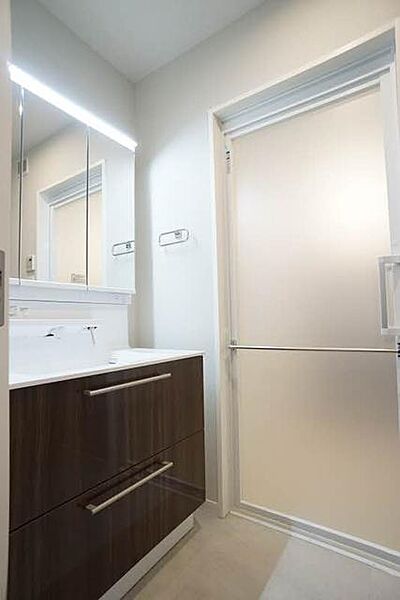 画像10:【洗面室】3面鏡タイプのシャンプードレッサ−　収納が付いているため、洗面室・浴室周りの備品収納に便利