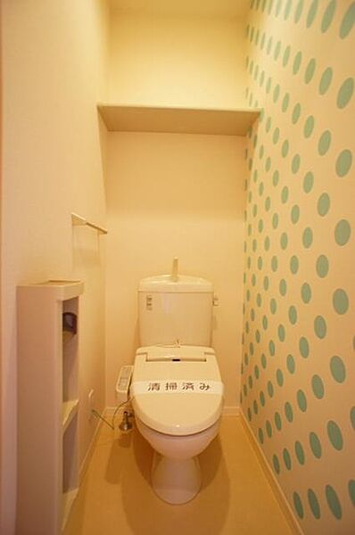 画像12:【トイレ】★シャワートイレ完備です★ペーパーホルダーと上部棚がうれしい★