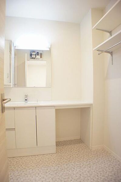 画像8:【洗髪洗面化粧台】空間レイアウトの可能性を広げるスリムな奥行きと、ワイドな作業スペースを設けた洗面カウンター。ホームエステから家事、趣味にいたるまで多目的スペースとして活用できます♪