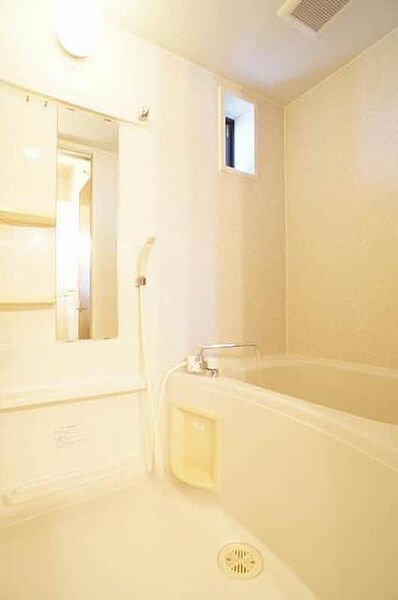 画像8:換気と採光を考慮した小窓付きの明るく、清潔感あるバスルーム♪明るい雰囲気の浴室は一日の疲れを癒やしてくれます♪
