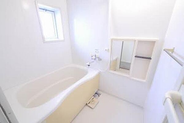 画像7:浴室は小窓があり明るい印象です。