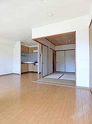 ティーズガーデン 104 1階2LDKのリビング/ダイニング