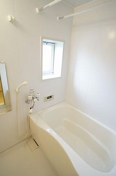 画像12:■浴室■白を基調とした浴室。シャワータイム・バスタイム　忙しい日々の中でのリラックスタイムにゆったりとご利用下さい。