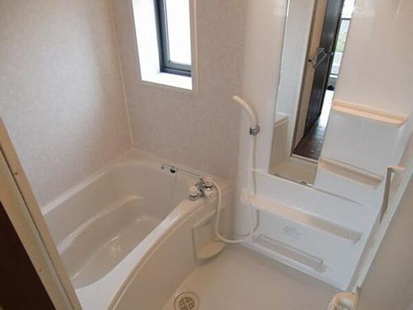 画像10:【浴室】換気と採光を考慮した小窓付きの明るく、清潔感あるバスルーム♪明るい雰囲気の浴室は一日の疲れを癒やしてくれます♪