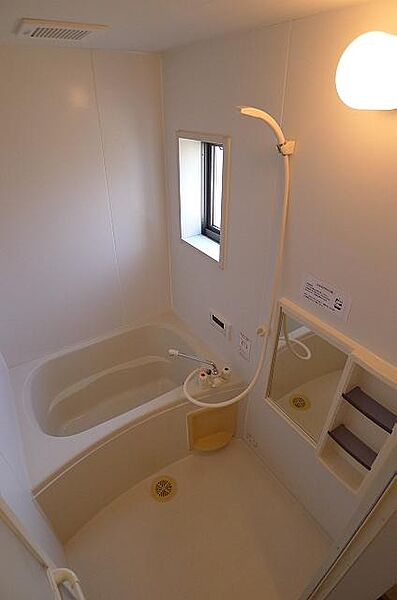 画像10:【浴室】浴室には小窓付き☆シャンプーなどの小物を置く棚や鏡も付いています☆