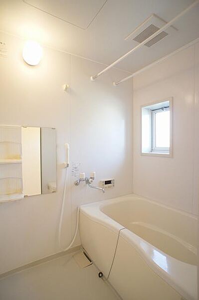画像11:○清潔感のある浴室○1日の疲れを取るお風呂は白を基調とした清潔感ある浴室。沸かし直しができて経済的な追焚機能付き☆