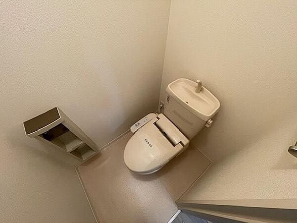 画像9:★【トイレ】洗浄機能付暖房便座です！上部には空間を利用しトイレットペーパー等をストックできる棚が付いています♪