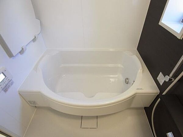 画像10:浴槽は賃貸では珍しい半円型のものを採用しており、ゆったりと入る事が出来ます♪