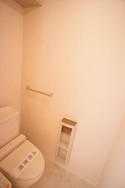 画像9:【トイレ】今や老若男女に必須アイテムの温水洗浄便座です！上部には空間を利用しトイレットペーパー等をストックできる棚が付いています♪