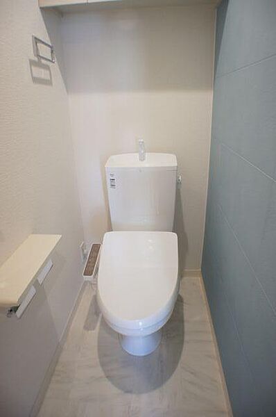 画像11:暖房洗浄便座付きのトイレです！上部に棚が有る為、予備のトイレットペーパー等を置く事が出来ます！