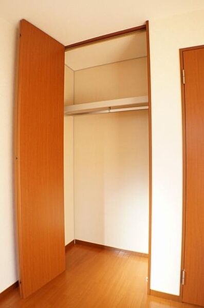 画像4:洋室には収納が有ります♪ハンガーパイプが付いているため、衣類を綺麗に掛ける事が出来ます♪