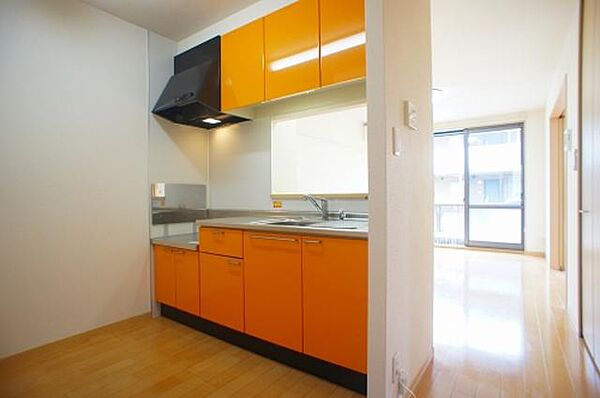 画像6:【キッチン】オレンジ色が特徴なキッチンです★