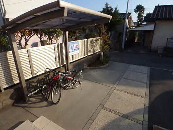 画像15:大切な自転車を雨から守ります、屋根付駐輪場置場