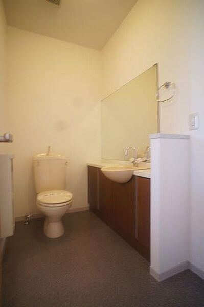画像13:【洗面・トイレ】大きな鏡の付いた化粧台です。シンプルながらもまとまっていて使いやすく作られています◎