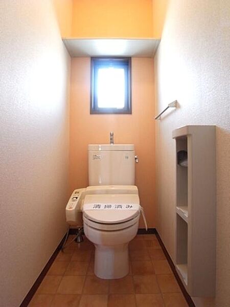 画像12:洗浄暖房便座付のトイレです♪換気もできる小窓付です♪
