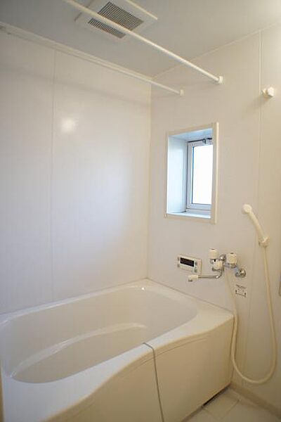 画像10:浴室☆換気に嬉しい小窓付き。物干しバーも設置。