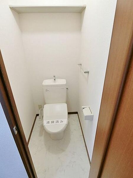 画像12:トイレにはあると嬉しい温水暖房洗浄便座。