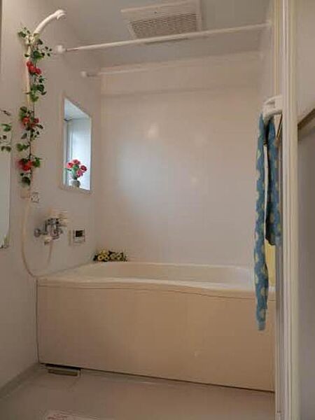 画像5:窓付きの浴室です。浴室乾燥機があり、洗濯物も乾かせます。