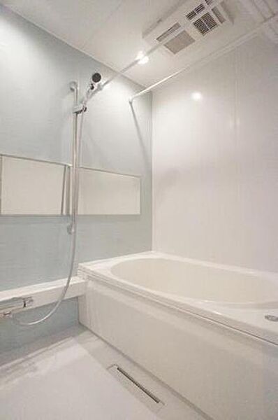 画像10:○清潔感のある浴室○　疲れを癒すお風呂タイムはやっぱり清潔感のある空間で♪浴室乾燥暖房機でカビ抑制や室内干しも出来ます♪