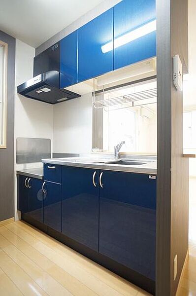 画像6:【カウンターキッチン】こちらもダークブルーのアクセントパネルがモダンテイストなキッチン♪上下に収納たっぷりです。