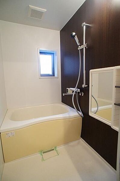 画像10:【浴室】換気と採光を考慮した小窓があって明るく清潔感あるバスルームは、沸かし直しができて経済的な追焚給湯機能付き♪