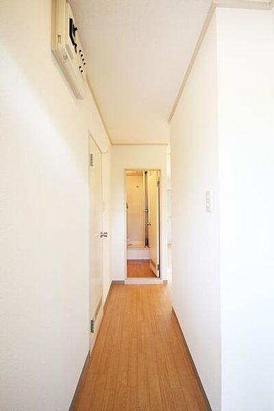 画像20:玄関より廊下を撮影。正面は洗面・脱衣所・浴室になります。