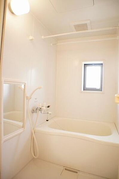 画像9:【浴室】換気に便利な小窓付きです。