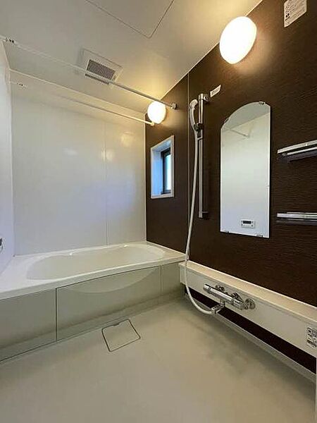 画像7:【浴室】大きな鏡♪シャワーヘッドは上下に高さ調節可能です★