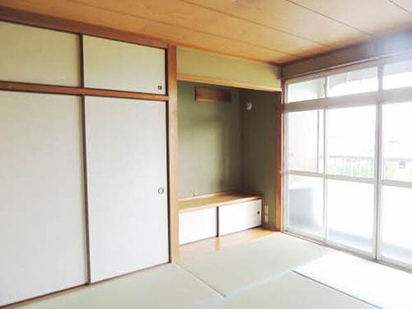 画像3:畳の香りで落ち着く和室は収納も十分な広さがあります。