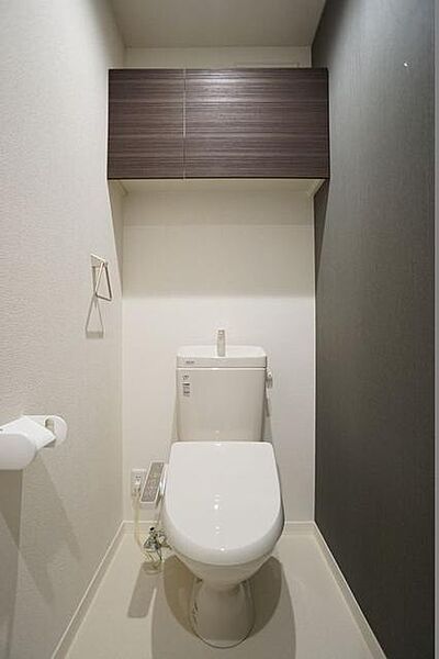 画像11:【トイレ】暖房洗浄便座＆収納棚付きのトイレです。アクセントクロスを採用しています♪