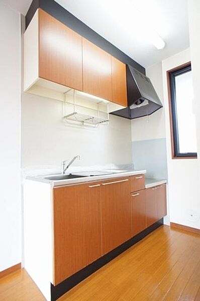 画像7:◆キッチン◆木目調の面材でシンプルなデザイン☆上下に十分な収納をご用意しています♪