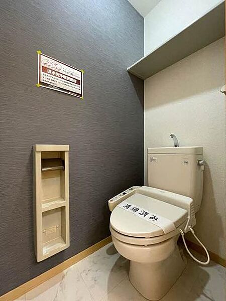 画像14:【トイレ】シャワートイレ★上部には棚があり、小物が置けます★