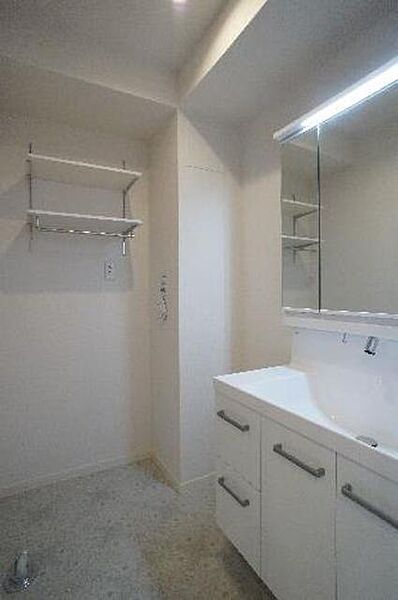 画像14:【洗面所】洗髪洗面化粧台！上部には収納棚があってとても便利ですよ◎