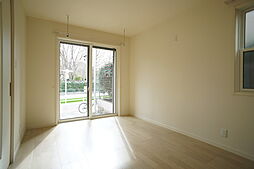 リュクス狛江 1階1LDKのリビング/ダイニング