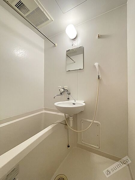 画像27:鏡付きの使いやすい洗面です。浴室一体型タイプ。