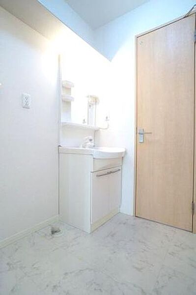 画像15:洗髪洗面化粧台と洗濯機スペースのあるサニタリー。上部に便利な棚収納を用意しております。