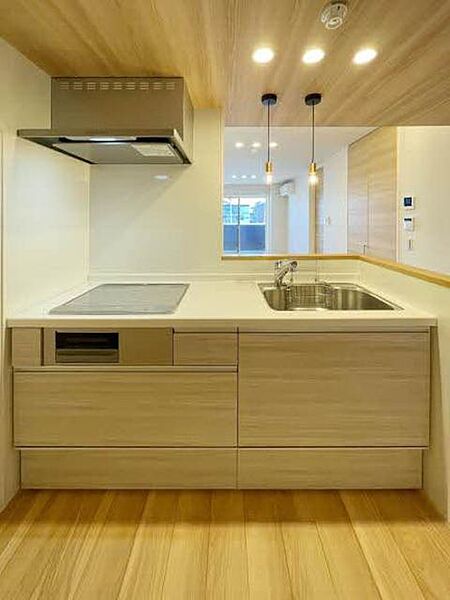 画像15:【キッチン】開放感のあるオープンキッチン。人口大理石のワークトップは、高級感があります。ＩＨクッキングヒーターは、安心、安全で掃除も簡単です。3つ口コンロなので、同時に調理ができて、時短です。